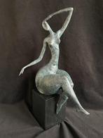 Bronzen zittende abstracte dame Milo groot 43cm zuiver brons, Ophalen of Verzenden