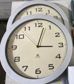 Quartz Wandklok met Stijlvolle Zilveren Rand, Ophalen of Verzenden, Gebruikt, Analoog, Wandklok