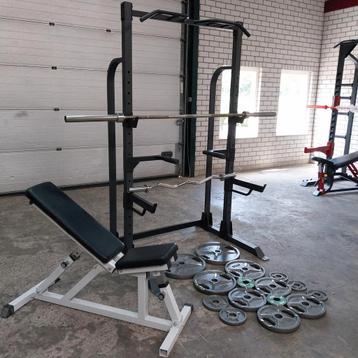 Half rack + verstelbare bankje + 120 kilo Gewichten + barbel beschikbaar voor biedingen