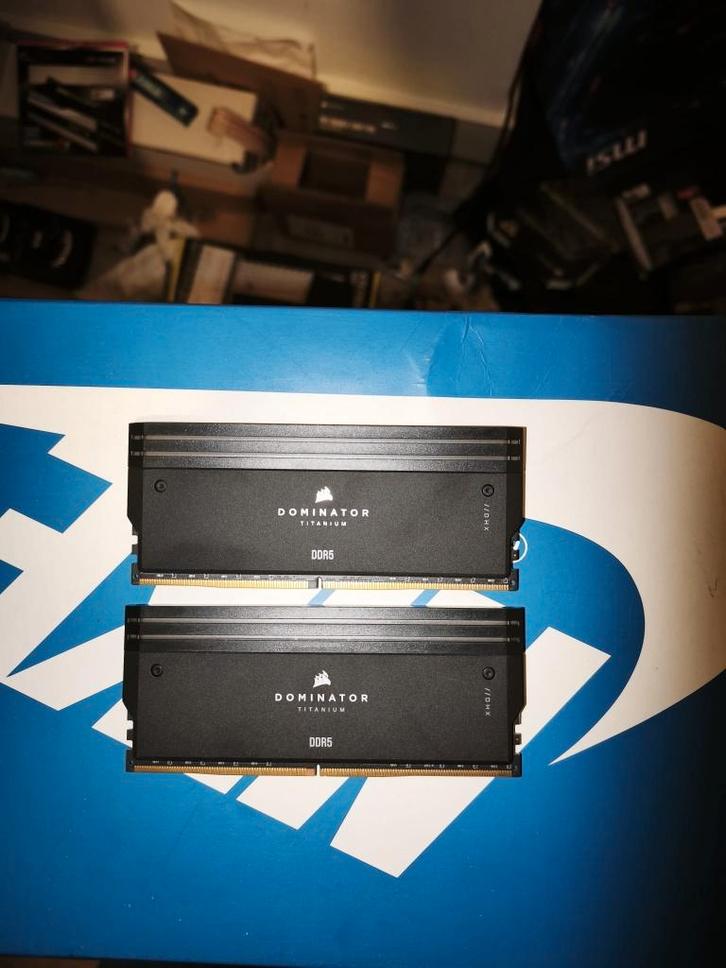 DOMINATOR TITANIUM RGB 96 Go (2x48 Go) DDR5 6 400 MT/s  CL32, Informatique & Logiciels, Mémoire RAM, Comme neuf, DDR5, Enlèvement ou Envoi