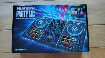 DJ controller with built-in light show, Enlèvement ou Envoi, Comme neuf, DJ-Set, Numark