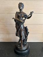 Bronzen beeld meisje speelt op mandoline  Bruchon, Ophalen, Brons