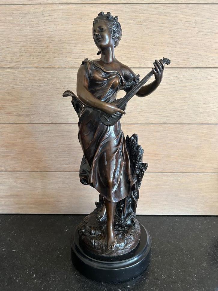 Bronzen beeld meisje speelt op mandoline  Bruchon, Antiek en Kunst, Antiek | Brons en Koper, Brons, Ophalen