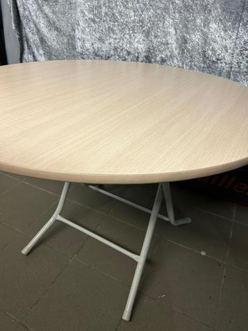 Ronde tafel(Salon) beschikbaar voor biedingen