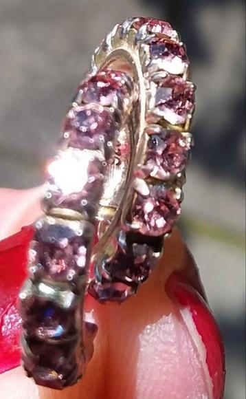 Oude chique Oorbellen.

 beschikbaar voor biedingen