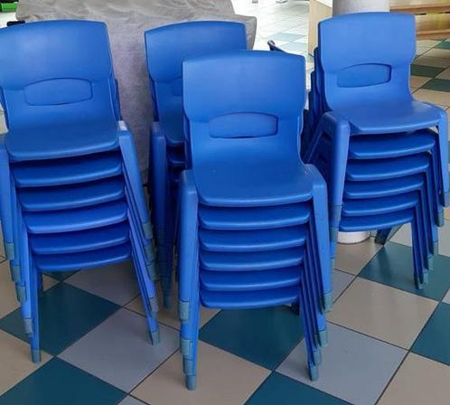 ② Chaises enfants robustes en plastique bleu (31 pièces