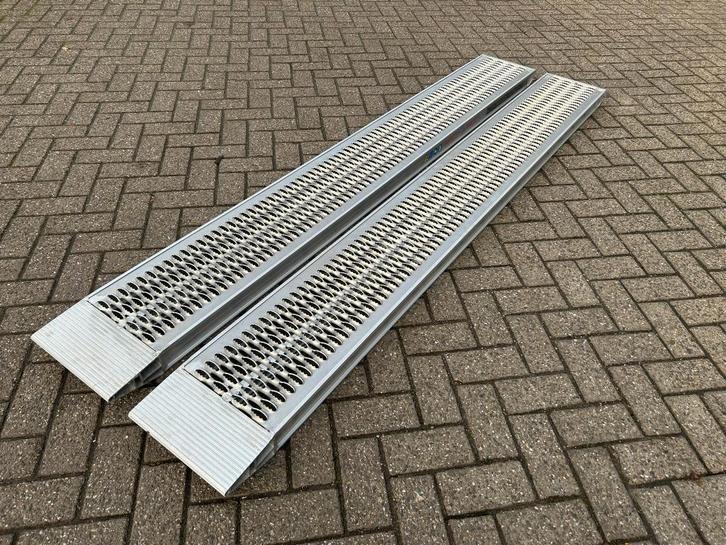 Saris set oprijplaten/aluminium rijplaten 250x30CM 2800KG, Zakelijke goederen, Machines en Bouw | Onderdelen, Ophalen