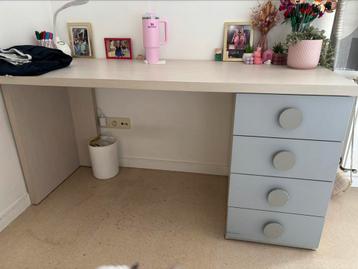 Buro 1m60 beige blad geschilderde grijze lades beschikbaar voor biedingen