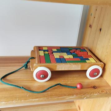 Houten trekkarretje met houten blokjes beschikbaar voor biedingen