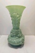 Vaas zachtgroen opaline model "Bladeren en slingers", Antiek en Kunst, Ophalen of Verzenden