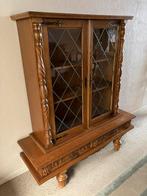 Ancienne belle armoire en bois à deux portes avec vitraux, Enlèvement ou Envoi