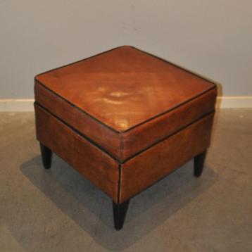 Schapenleren hocker Lounge Atelier beschikbaar voor biedingen