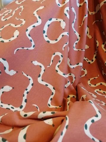 2 coupons jersey stoffen snakes, brique. beschikbaar voor biedingen