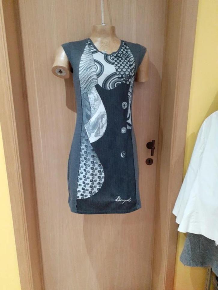 robe desigual grise taille XS, Kleding | Dames, Jurken, Gedragen, Maat 34 (XS) of kleiner, Grijs, Boven de knie, Ophalen of Verzenden