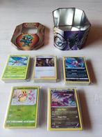 Marshadow Tin met 250 Pokemon Kaarten, Comme neuf, Foil, Enlèvement ou Envoi, Plusieurs cartes