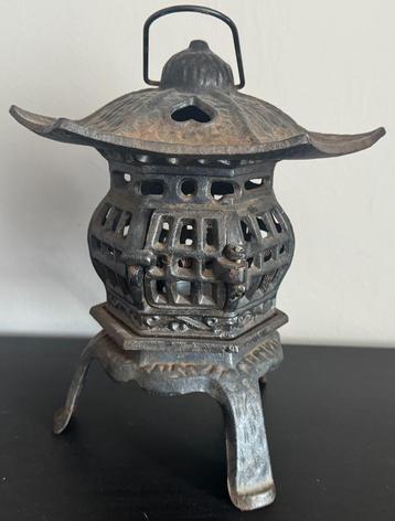 Oude Japanse smeedijzeren pagodelantaarn 1930 beschikbaar voor biedingen