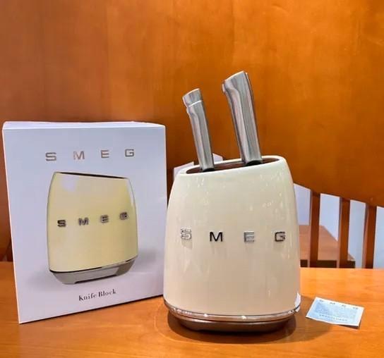 Ensemble de blocs de couteaux Smeg, Maison & Meubles, Cuisine | Casseroles & Poêles, Comme neuf