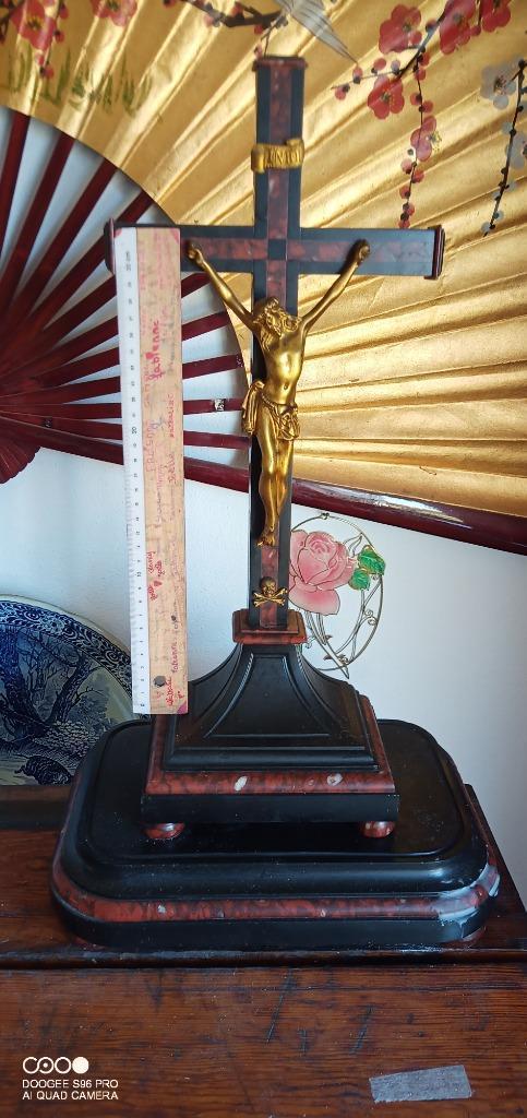 Hotel religieux - crucifix en marbre noir et rouge, Antiquités & Art, Antiquités | Objets religieux, Enlèvement ou Envoi