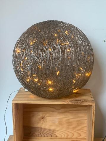 Lampe boule à poser design