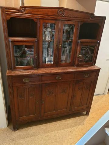 Antieke kast met vitrine beschikbaar voor biedingen