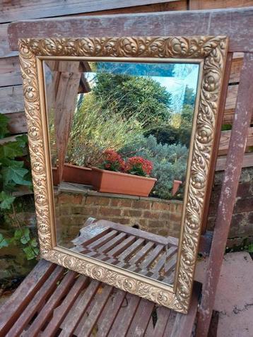 Antieke spiegel van verguld hout  beschikbaar voor biedingen