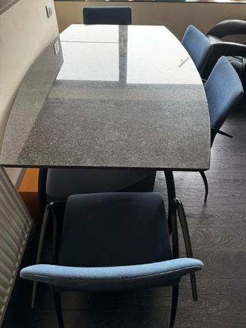 Design tafel met Jasberg granieten blad en 4 stoelen. beschikbaar voor biedingen