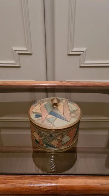 Messing emaille doosje beschikbaar voor biedingen