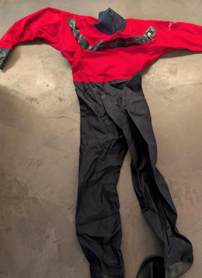 Tweedehands droogpak – rood/zwart (maat L) anfibio, Watersport en Boten, Watersportkleding, Zo goed als nieuw, Drysuit, Heer, Ophalen of Verzenden
