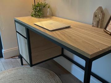 Eiken bureautafel beschikbaar voor biedingen