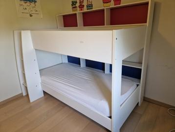 Stapelbed met kastjes beschikbaar voor biedingen