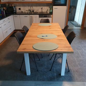 Uittrekbare eettafel  inclusief 6 mooie degelijke stoelen.  beschikbaar voor biedingen