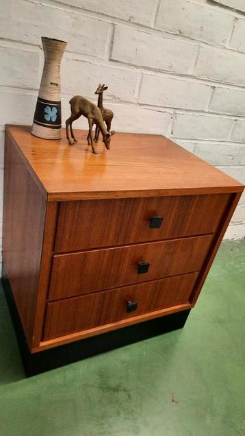 Vintage teak kastje. disponible aux enchères