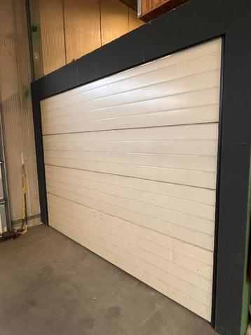 Manuele Garagepoort beschikbaar voor biedingen