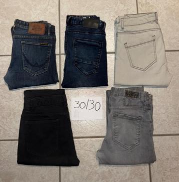 Lange broeken beschikbaar voor biedingen