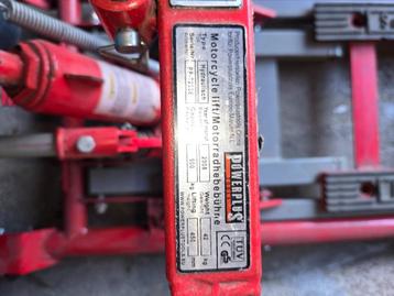 Hydraulische motorlift beschikbaar voor biedingen