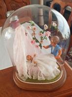 Baby in wieg onder stolp, Ophalen, Zo goed als nieuw