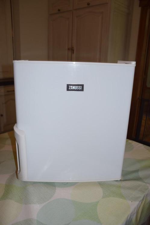 Mini diepvries zanussi, Elektronische apparatuur, Vriezers en Diepvrieskisten, Zo goed als nieuw, Vrijstaand, Vrieskast, Minder dan 85 cm