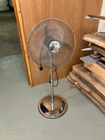Ventilator op standaard beschikbaar voor biedingen