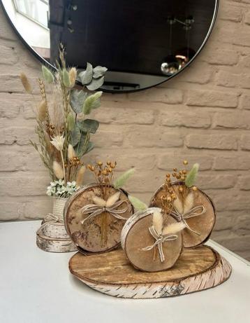 Handgemaakte woondecoratie boomstammen & droogbloemen beschikbaar voor biedingen