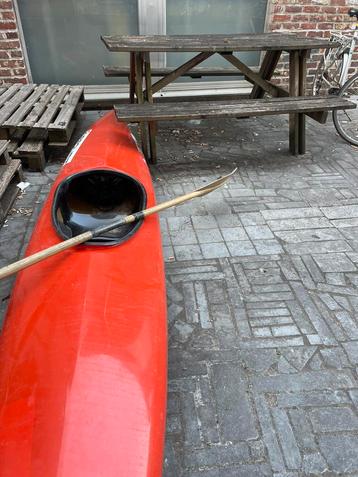 KAJAK met peddel + 2 zwemvesten (M en XL) beschikbaar voor biedingen