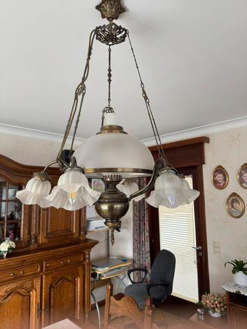 Antieke kroonluchter met opaalglas en bloemvormige kapjes beschikbaar voor biedingen