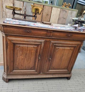 Zware eiken kast beschikbaar voor biedingen