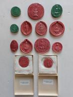 Collection de 13 moulages en plâtre de sceaux des archives, Collections