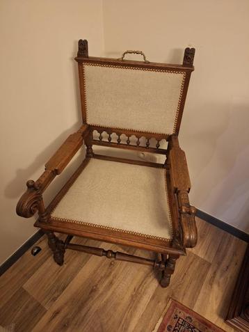 Antieke stoel beschikbaar voor biedingen