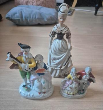 Oude porseleinen sculptuur beschikbaar voor biedingen