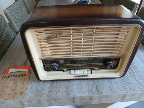 Oude antieken radio Telefunken Gavotte van 1957 +handleiding, Antiek en Kunst, Antiek | Tv's en Audio, Ophalen