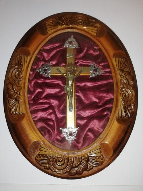 Crucifix encadré sous verre bombé, Antiek en Kunst, Antiek | Religieuze voorwerpen, Ophalen of Verzenden