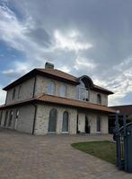 Te Koop: Villa in Spaanse stijl met grote garage, 1000 tot 1500 m², Provincie Oost-Vlaanderen, Sint-Niklaas, Vrijstaande woning