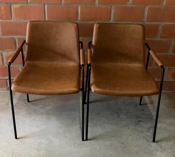 2 stoelen - armsteun - bruin/camel - zwarte poten