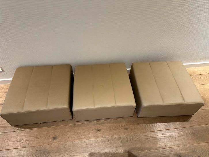 3 vierkanten leren poef in beige, ook per stuk te koop, Huis en Inrichting, Fauteuils, Gebruikt, Leer, 50 tot 75 cm, Minder dan 75 cm